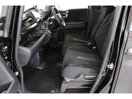 フロントシートはベンチシートです。運転席と助手席の移動が簡単です。