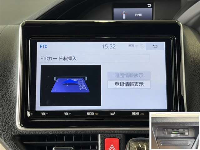 ナビ連動ETC付きです。高速道路料金所での小銭の出し入れや雨天時における窓の開け閉めなどの煩わしさが解消できます。料金所の通過もスムーズで快適ですよ。☆使用履歴表示や音声案内もしてくれます☆