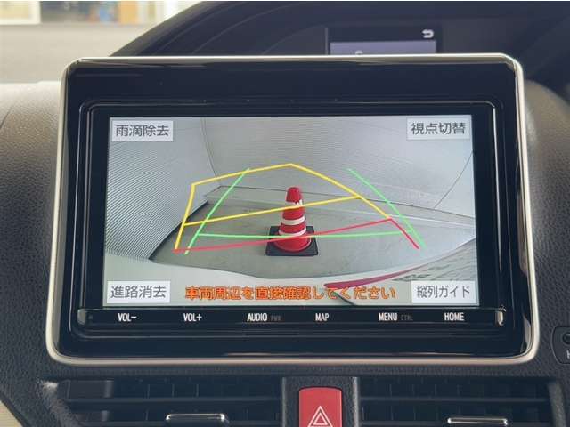 バックモニター付きです。車の後方に小型カメラが付いており、バックする際の後方の様子をモニター上に表示します。