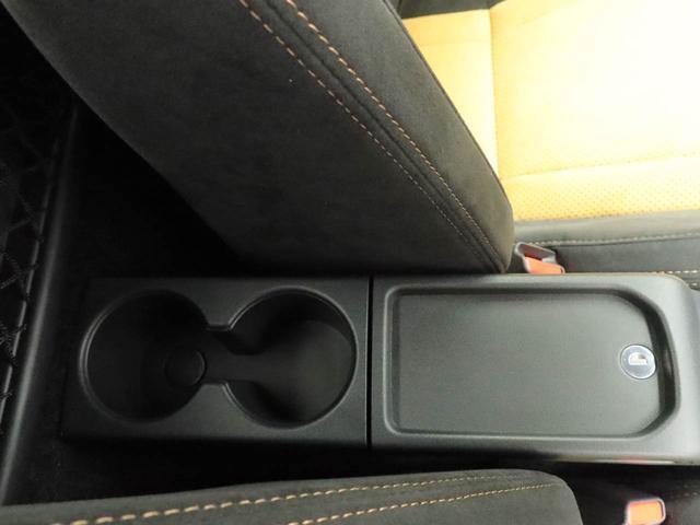 カップホルダーは運転席や助手席からちょうど手の届く位置です！！