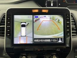 【純正10型ナビ/アラウンドビューモニター】まるでクルマを真上から見下ろしたかのような視点で駐車をサポートします！前後左右の4つのカメラの映像が合成されて、モニターに映し出されます。