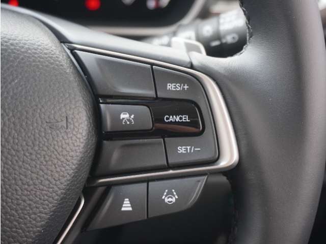 【アダプティブクルーズコントロール】予め設定した車速内でクルマが自動的に加減速。前走車との適切な車間距離を維持しながら追従走行します。【LKAS】車線維持支援システムでステアリング操作を支援。