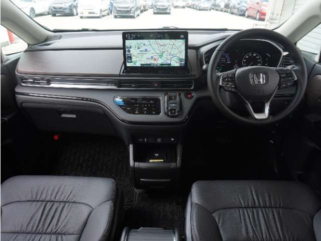 視界広々で非常に運転しやすくロングドライブでも疲れを感じさせないすっきりとまとまったインパネ周りです。