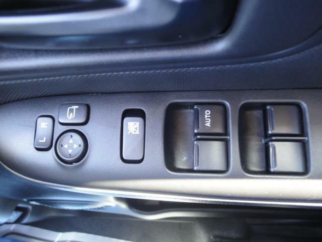 ［パワーウィンドー、ドアミラー開閉、角度調整スイッチ］ワンタッチで窓の操作が出来ますよ、また、ミラーの開閉ボタン、ドアミラーの調整ボタンがついております☆