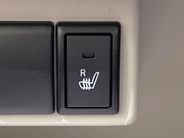 【シートヒーター】寒い日に重宝するシートヒーター！エアコンより早く温まってくれるので寒がりの人も安心ですね♪エアコンの温風は乾燥するから苦手、という方にもをおすすめです。