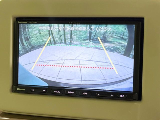 【バックカメラ】駐車時に後方がリアルタイム映像で確認できます。大型商業施設や立体駐車場での駐車時や、夜間のバック時に大活躍！運転スキルに関わらず、今や必須となった装備のひとつです！