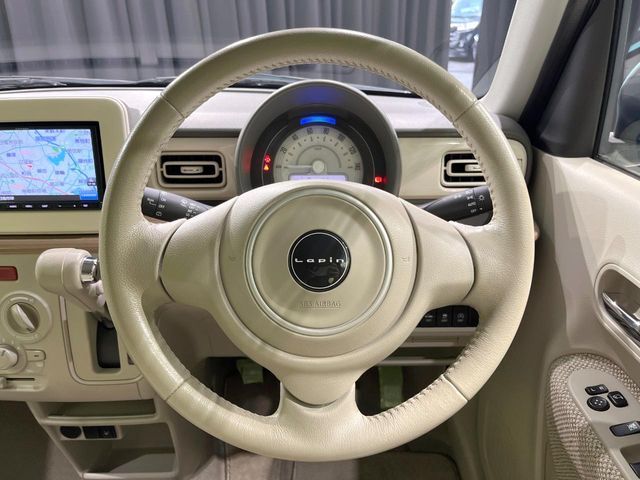 【純正革巻きステアリング】上質な革を使用することで、手にしっかり馴染みとても運転しやすいハンドルです♪