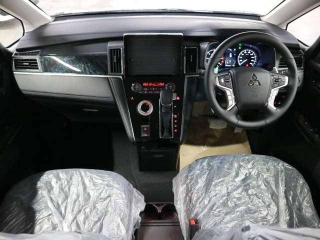 業者によるルームクリーニング実施☆室内の細かい所からエンジンルームまでキレイになった状態でお渡し致します♪