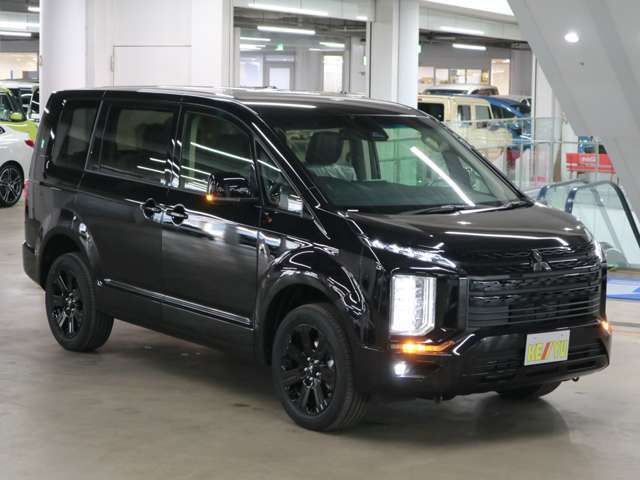 雨が降ってもゆったりと車選びができる全天候型立体展示場！エスカレーター完備！