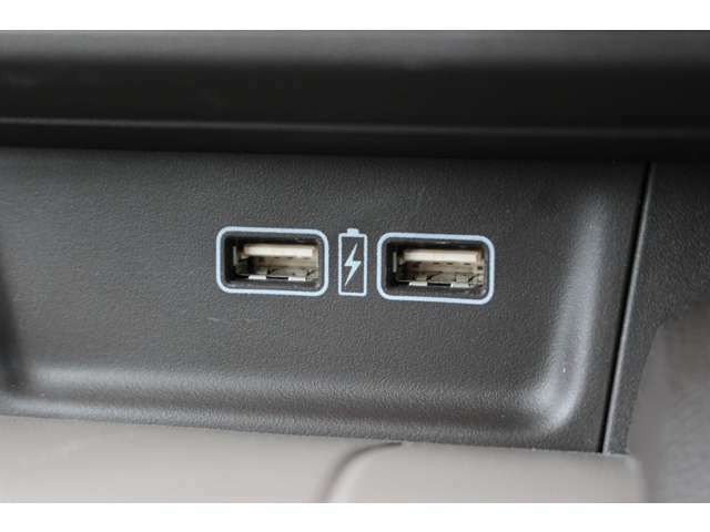 スマートフォンなどの充電に便利なUSBジャックは、運転席からも助手席からも使いやすい位置に。さっと挿せるよう、フタのないデザインを採用しています。