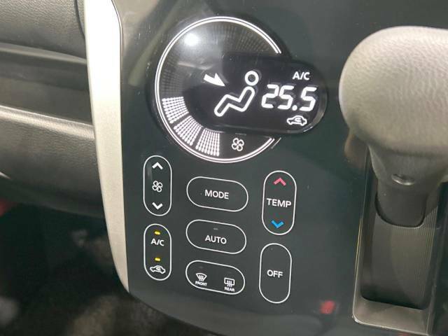 【オートエアコン】一度お好みの温度に設定すれば、車内の温度を検知し風量や温度を自動で調整。暑い…寒い…と何度もスイッチ操作をする必要はありません。快適な車内空間には必須の機能ですね♪