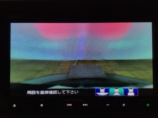 【バックカメラ】運転が苦手な方も車庫入れラクラクです！ギアをリバースに入れれば自動的に切り換わりますので、面倒な操作は不要です♪狭い駐車場もお車を傷つけず安心ですね！