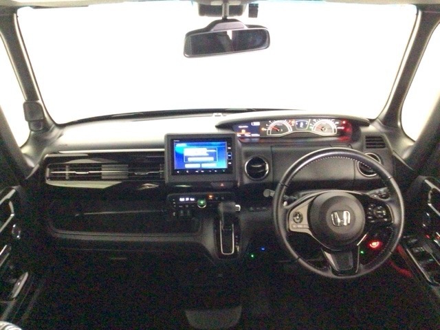 【前方視界】開放的な前方視界！運転がしやすく疲れにくいです♪窓が大きく、見通しがとっても良いおクルマですよ♪