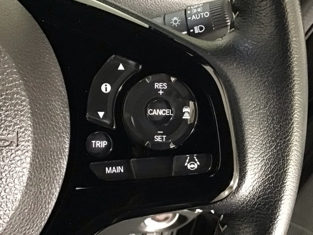 【アダプティブ・クルーズ・コントロール】予め設定した車速内でクルマが自動的に加減速。 前走車との適切な車間距離を維持しながら追従走行し、高速道路でのドライバーの疲労を軽減してくれる嬉しい機能付♪