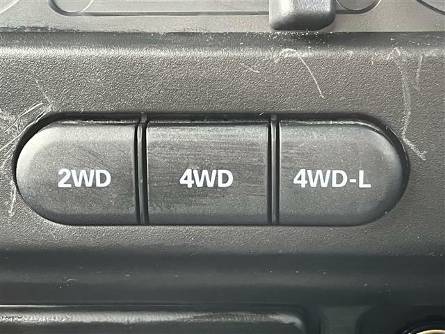 ◆パートタイム4WDは、手動で駆動方式の切り替えを行うタイプです。切り替えボタンを操作することで、2WDと4WDを任意に変更できます。