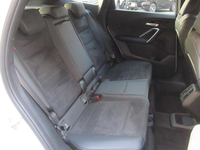 後席も使用感無い綺麗なシートです♪