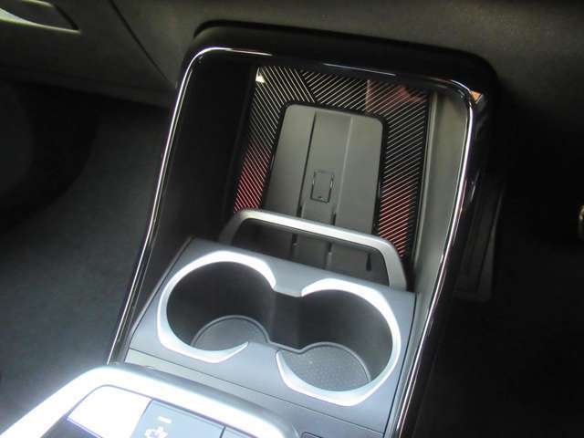 ワイヤレスチャージング装備で充電も楽々です♪