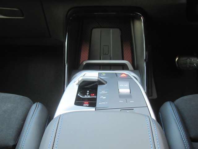 デュアルオートエアコン　エンジンプッシュスタート　ヒルディセントコントロール　レーンキープアシスト　ワイヤレスチャージング