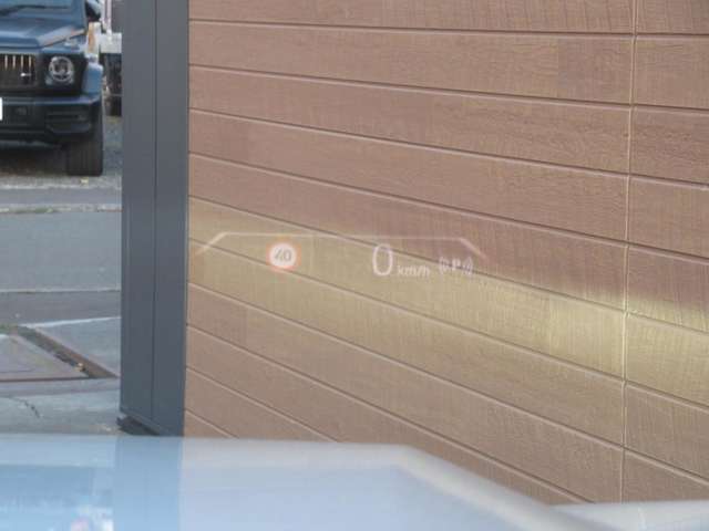 ヘッドアップディスプレイ搭載で便利です！