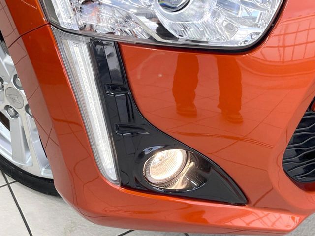 【LEDヘッドライト】悪天候や夜間走行時も良好な視界を確保し安心して運転できる高輝度LEDヘッドライトを装備！点灯速度が早く、消費電力も抑えられています。