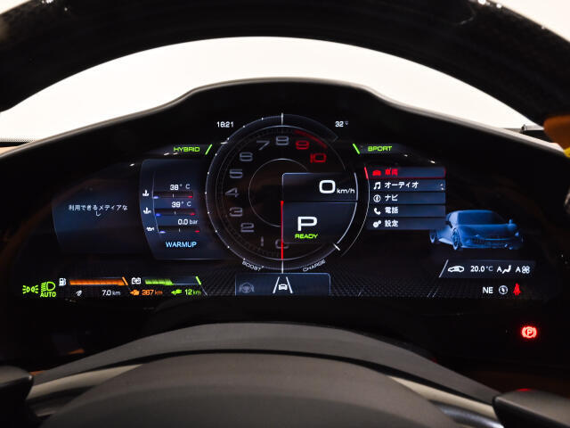 ワイヤレスチャージャーやApple CarPlayを備え、日常の利便性と最新のデジタル環境を快適に楽しめます。