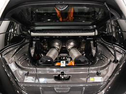 心臓部にはV6ツインターボ＋ハイブリッドシステムを搭載し、システム出力830cvを誇る先進のパワーユニットを備えています。