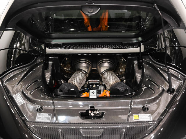 心臓部にはV6ツインターボ＋ハイブリッドシステムを搭載し、システム出力830cvを誇る先進のパワーユニットを備えています。