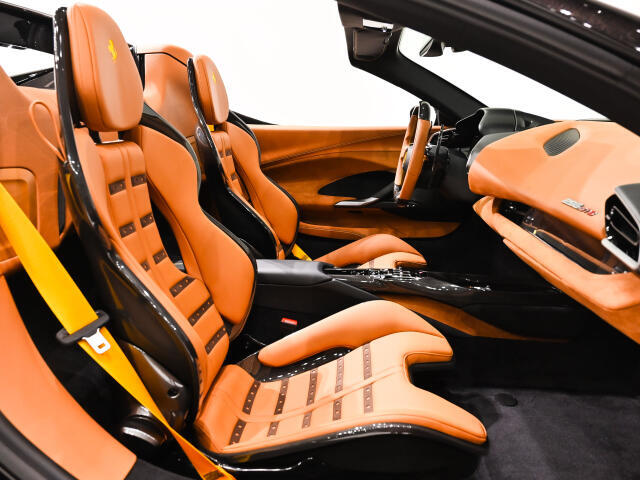デイトナカーボンファイバーレーシングシートが軽量化と高いホールド性を実現し、スポーツ走行でも安定感を発揮します。