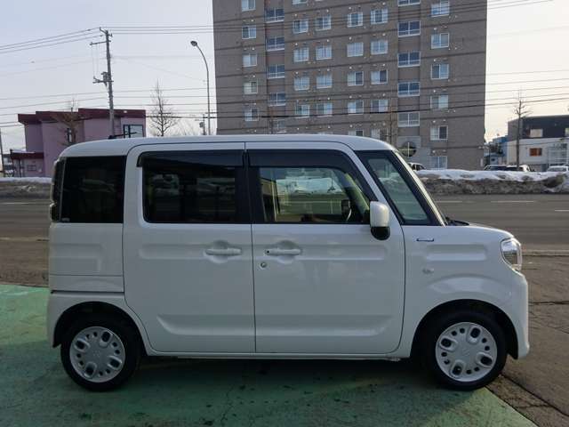 雨の日でも窓を開けて換気ができるドアバイザー付き！