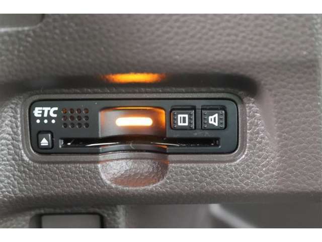 スッキリ装着されたビルトインタイプのETC！高速道路走行の料金所をノンストップで通過できます。※ ETCカードのお申し込みも当社にお任せ下さい！