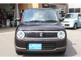 ラパン定番の丸いヘッドライトとチェック柄のようなグリルがポイントです♪