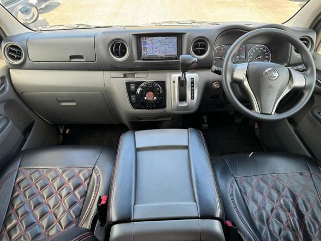 【室内】コックピット。車内もキレイで嫌な臭いもありません！ご納車後の臭いが付きにくくなる「空気触媒コーティング」もあります。