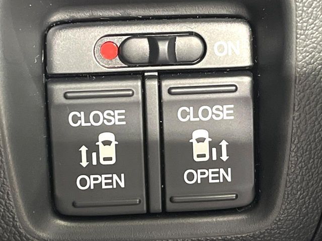 【両側パワースライドドア】スマートキーや運転席のスイッチで後席両側スライドドアの開閉が可能♪電動だから力を入れてドアを開ける必要が無く、小さなお子様でも簡単に開け閉めでき快適です♪