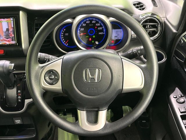 インテリアに合わせたデザインのステアリングは、運転される方のことも考え、運転しやすい形状、大きさです。是非一度、実際に触ってお確かめください。