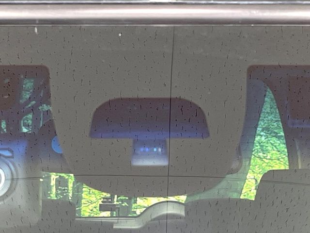 【シティブレーキアクティブシステム】低速走行中に前方の車両等を認識し、衝突しそうな時は警報とブレーキで衝突回避と被害軽減をアシスト。より安全にドライブをお楽しみいただけます。