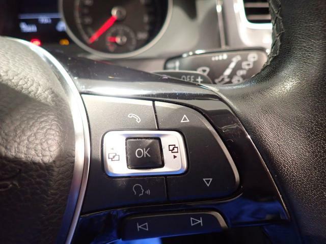 マルチファンクションステアリング、オーディオ機能などステアリングから手を離さずに操作でき、快適なドライビングをサポートします。音声操作機能付き！
