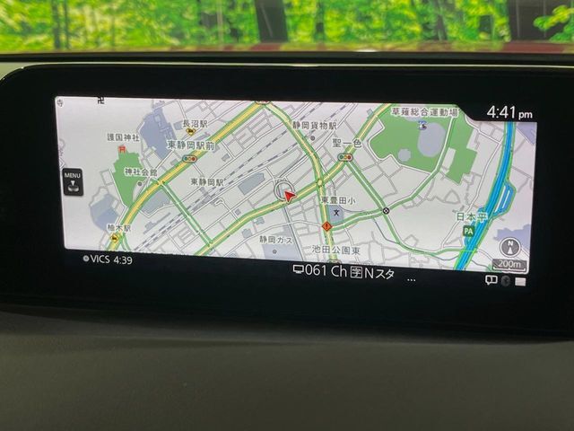 【8.8インチマツダコネクト】車内の雰囲気にマッチした大型のディスプレイ。スマホ接続でのナビ使用やBluetooth再生等、様々な機能が楽しめます。直感的なダイヤル操作が可能で、使い勝手も良好です。
