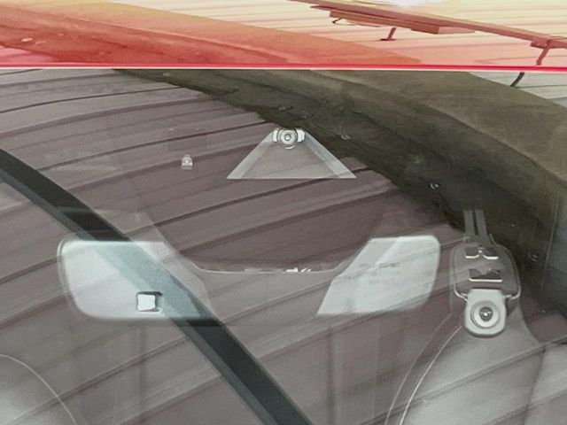 【スマートブレーキサポート】走行中に前方の車両等を認識し、衝突しそうな時は警報とブレーキで衝突回避と被害軽減をアシスト。より安全にドライブをお楽しみいただけます。