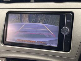 【バックカメラ】駐車時に後方がリアルタイム映像で確認できます。大型商業施設や立体駐車場での駐車時や、夜間のバック時に大活躍！運転スキルに関わらず、今や必須となった装備のひとつです！