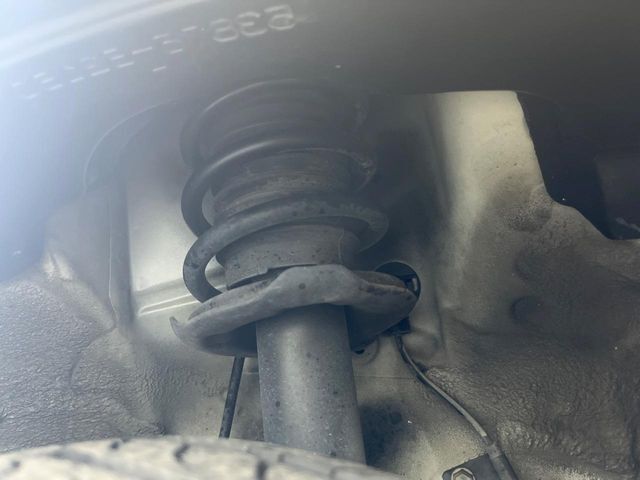 お車を安心してお乗りいただく為には、足回りの定期点検が欠かせません。サービスサポート（有償保証）では無料点検もご提供しており、安心のカーライフをお過ごしいただけるサポート体制が整っています。