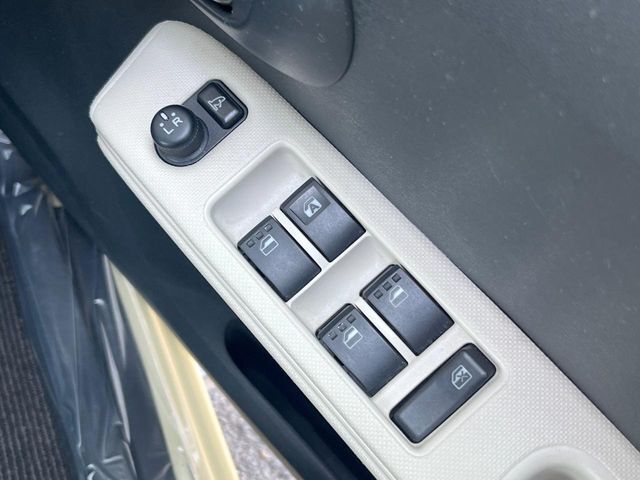 【電動格納ミラー】サイドミラーは電動格納式となっており、狭い駐車場でもキズがつくリスクを抑えられます。