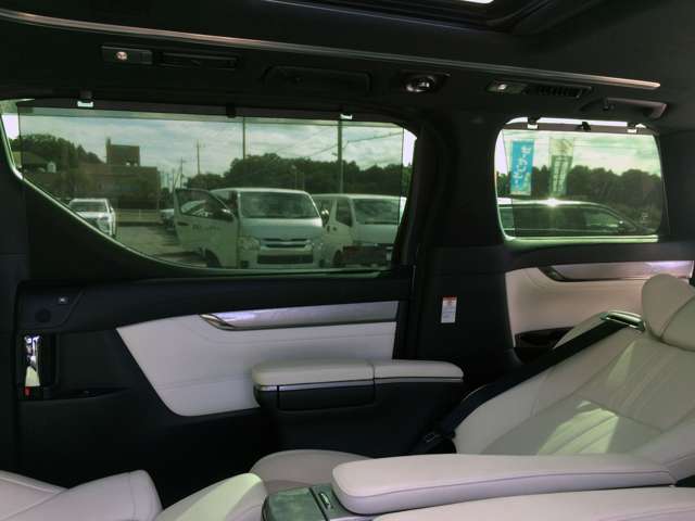 2列目3列目には、ロールアップシェードが付いておりますので、日差しやプライバシーにとても役立ちます！使用しないときはドア内に収納できます！