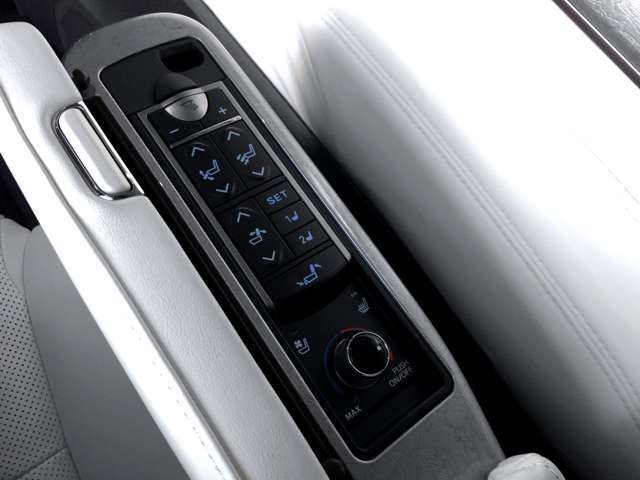 2列目エグゼクティブパワーシートの、メモリーパワーシート、エアコンシート、読書灯などを操作するスイッチ類は外側のひじ掛け内に格納されております！