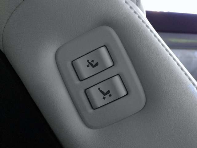 助手席パワーシートは、運転席側肩の位置にもスイッチが搭載されているので、運転席からも操作できます！