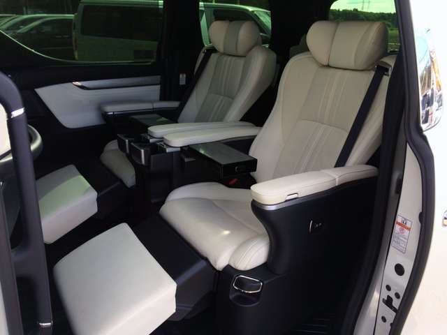 2列目、白革エグゼクティブエアパワーシート！飛行機のファーストクラスのような座席で、オットマンで足を伸ばして、フリップダウンモニターでTV・DVD鑑賞でもしながら、ゆったりとおくつろぎ頂けます！