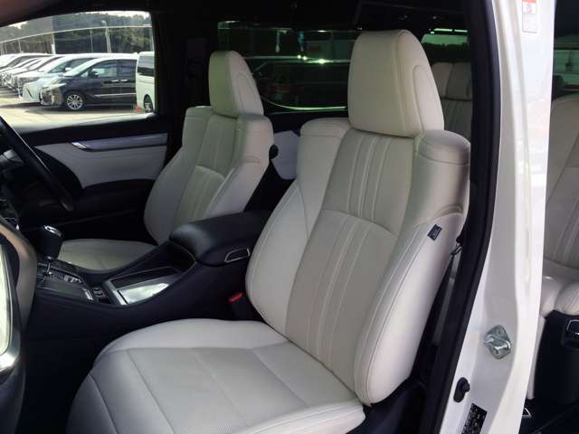 助手席、白革オットマン付きパワーシート！　運転席は、エンジン始動と同時に、登録したベストシートポジションへ自動的に移動してくれる、メモリー機能付きパワーシートです！