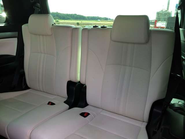 3列目も広々していて、ゆったりおくつろぎ頂けます！前後スライド可能な5：5分割シートで、片方だけ格納し、お荷物スペースにして、もう片方は座席のままなんてこともできちゃいます！