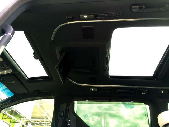 コレ、開放感が違います！夜は星空、昼は青空、すがすがしい空気を取り込みながら、快適ドライブには欠かせないWサンルーフ！妥協したら後付け不能な、是非とも欲しいWサンルーフ！