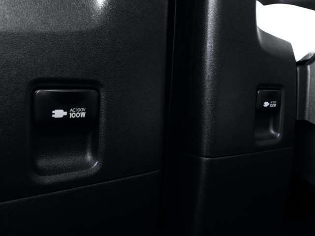 2列目シートひざ元には、便利でうれしい100Vコンセントが装備されております！