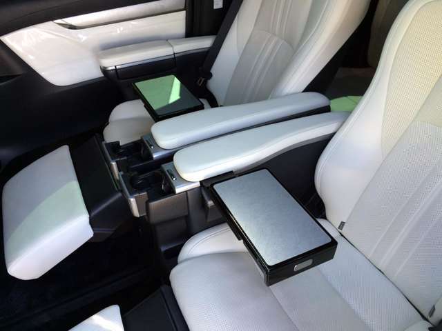 エグゼクティブシートには格納式のテーブルが装備されておりますので、読書のスタンド代わりとして、SAなどでの軽食の際など大活躍してくれる前後スライドも可能な便利なテーブルです！